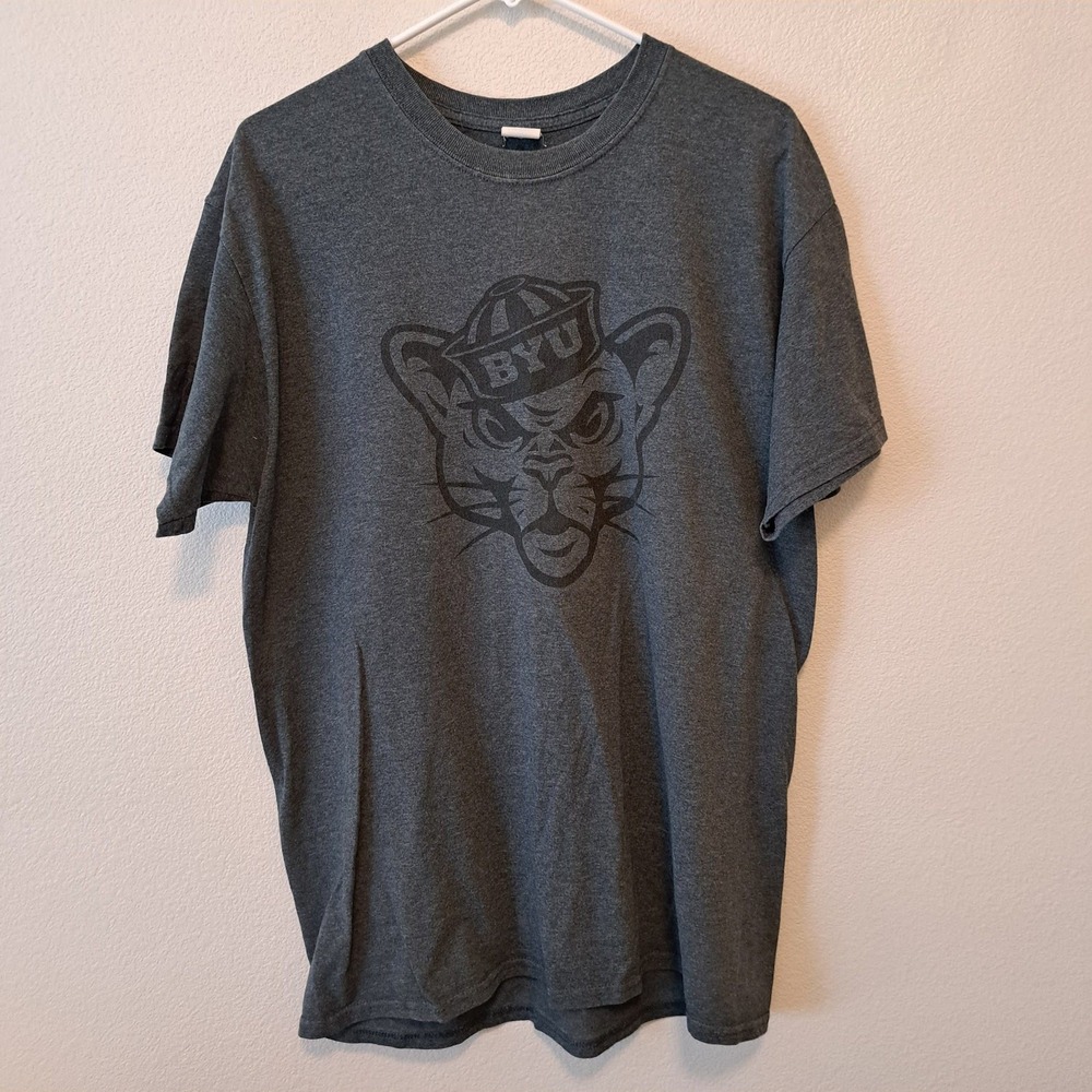 Gildan BYU Cougars T-Shirt Mens Large Gray Cosmo the Cougar The Commons